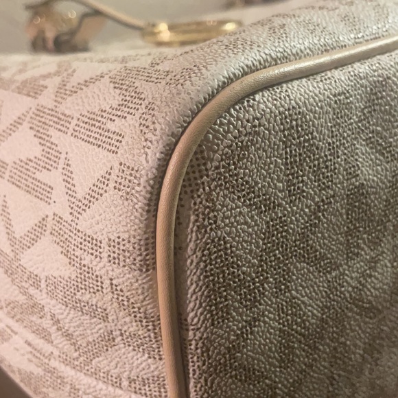 Micheal Kors Tote - Picture 9 of 15